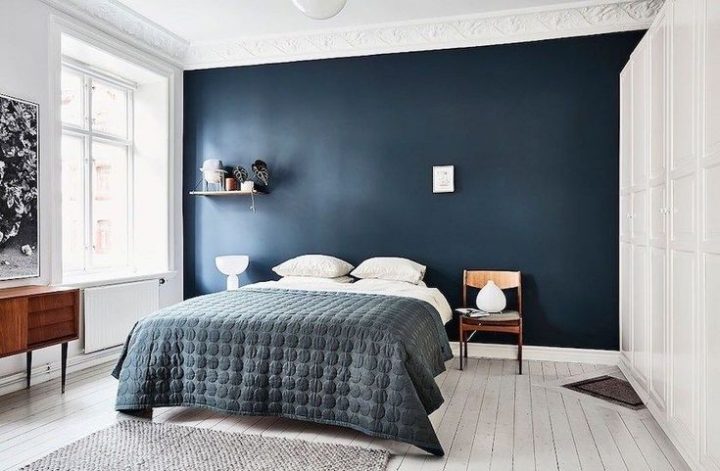 Mur Bleu Dans La Chambre : Visite D'Un Appartement destiné Peinture Chambre Parentale Moderne