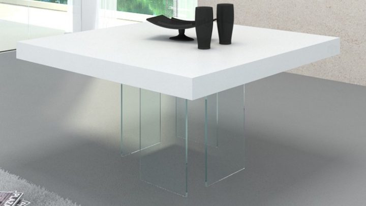 Table Carrée Avec Pied En Verre – Crystalline – Mobilier Moss concernant Table Carrée 160X160 Pied Central