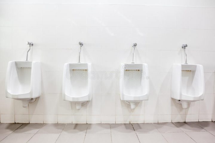 Toilettes Propres De L'Homme Quatre D'Urinoir Dans Les concernant Toilettes Propres Image