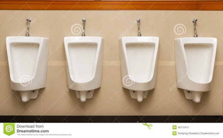 Toilettes Propres De L'Homme Quatre D'Urinoir Dans Les serapportantà Toilettes Propres Image