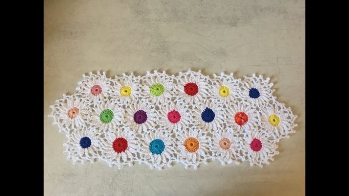 Tuto Chemin De Table Marguerite Au Crochet Spécial Gaucher destiné Tuto Chemin De Table Rectangulaire Au Crochet