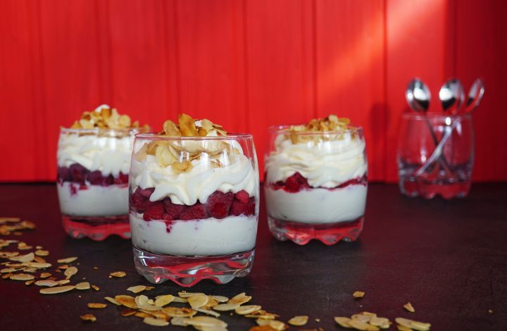 dessert mit götterspeise und sahne