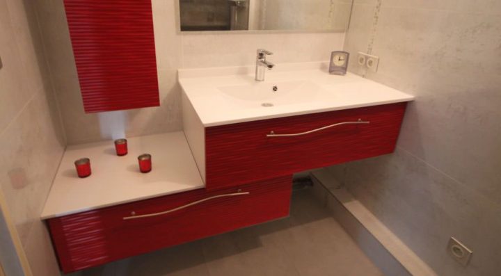 meuble de salle de bain rouge