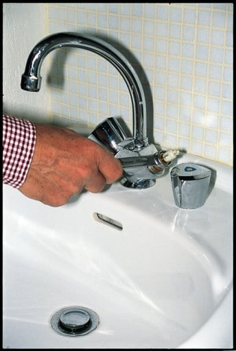 Un Petit Pas-À-Pas Pour Vous Aider À Démonter Le Robinet concernant Robinet De Lavabo Qui Bouge