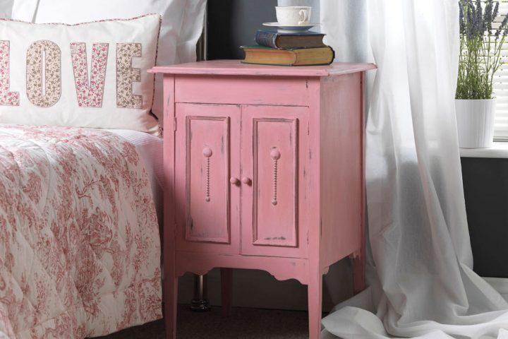 Une Table De Nuit Rose encequiconcerne Table De Nuit Le Bon Coin