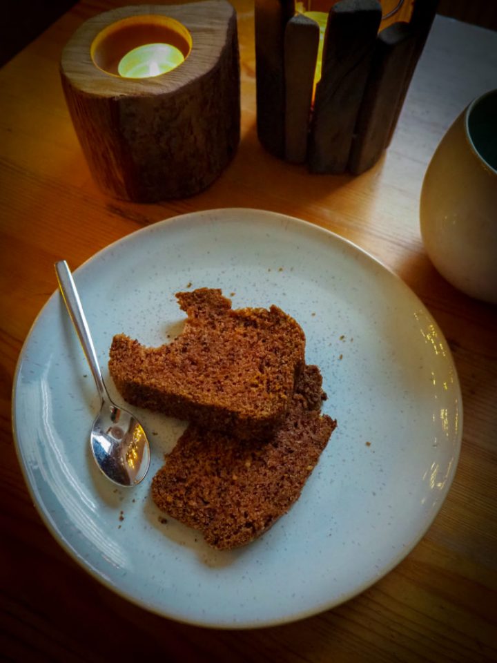 rotweinkuchen mit gemahlenen haselnüssen