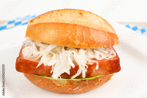 leberkäse im brötchen mit krautsalat