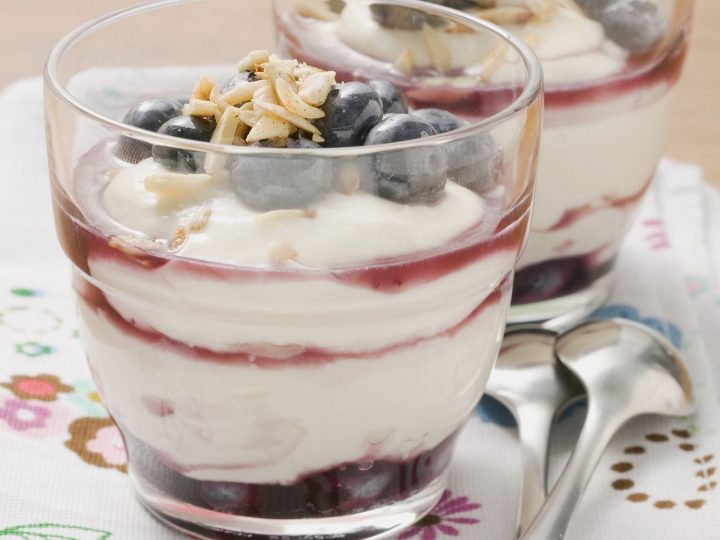 dessert mit heidelbeeren und quark