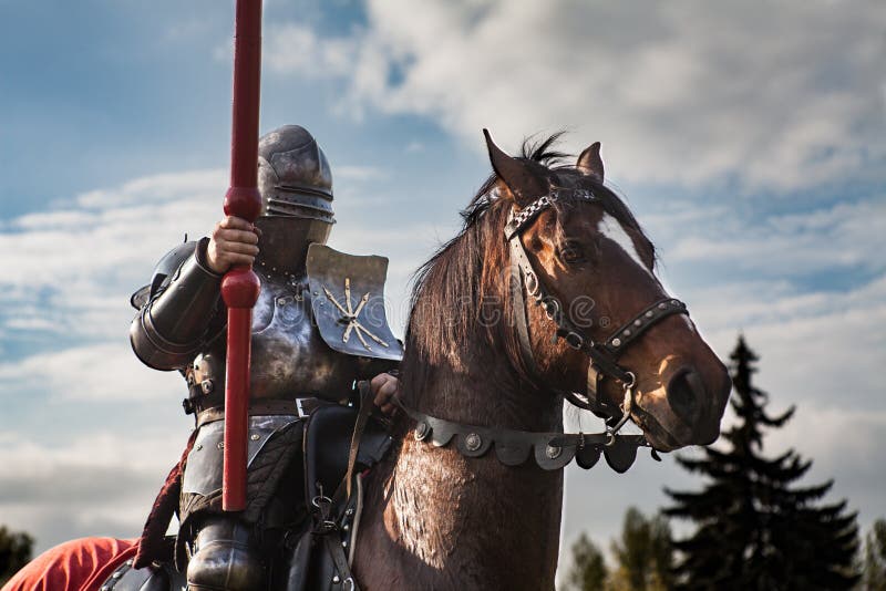 Ritter Zu Pferd Pferd in Der Rüstung Mit Dem Ritter, Der Lanze Hält