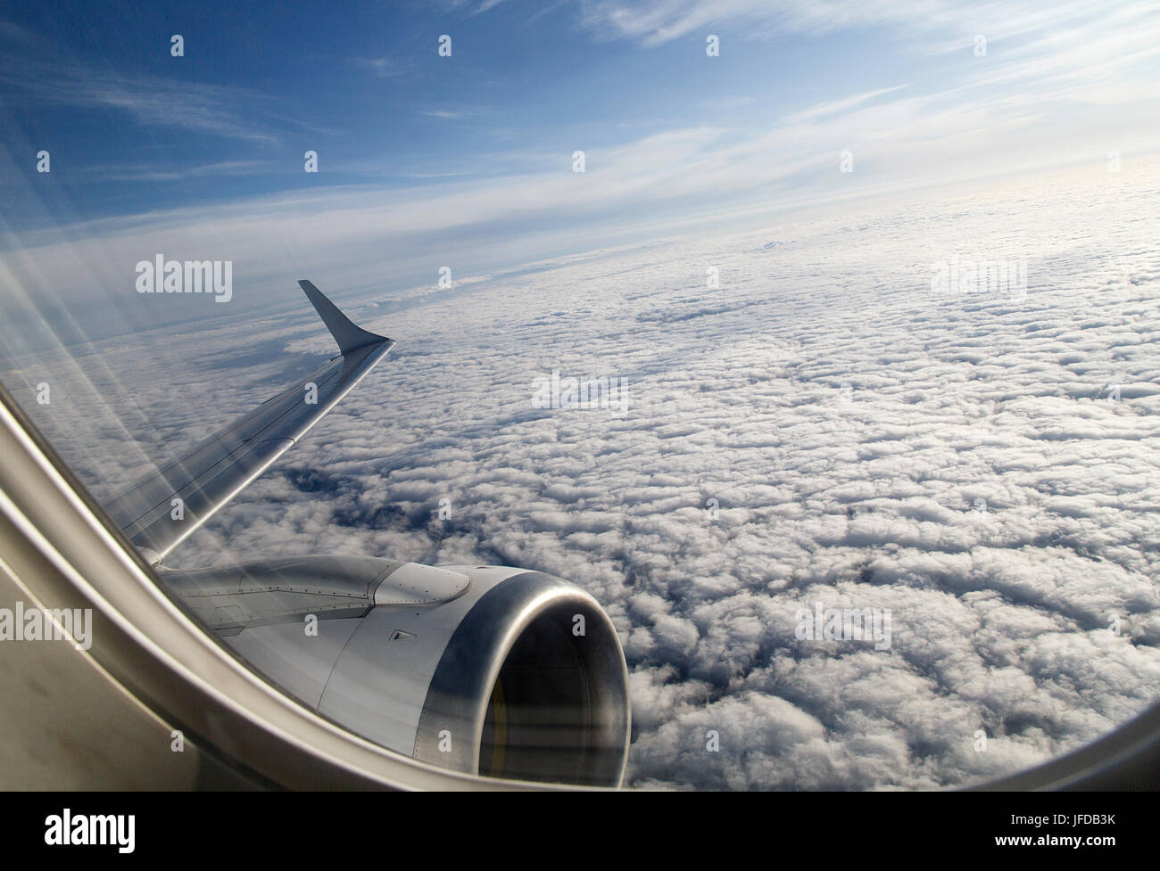 Blick aus dem Flugzeug Fenster bald nach dem Start beim Beschleunigen